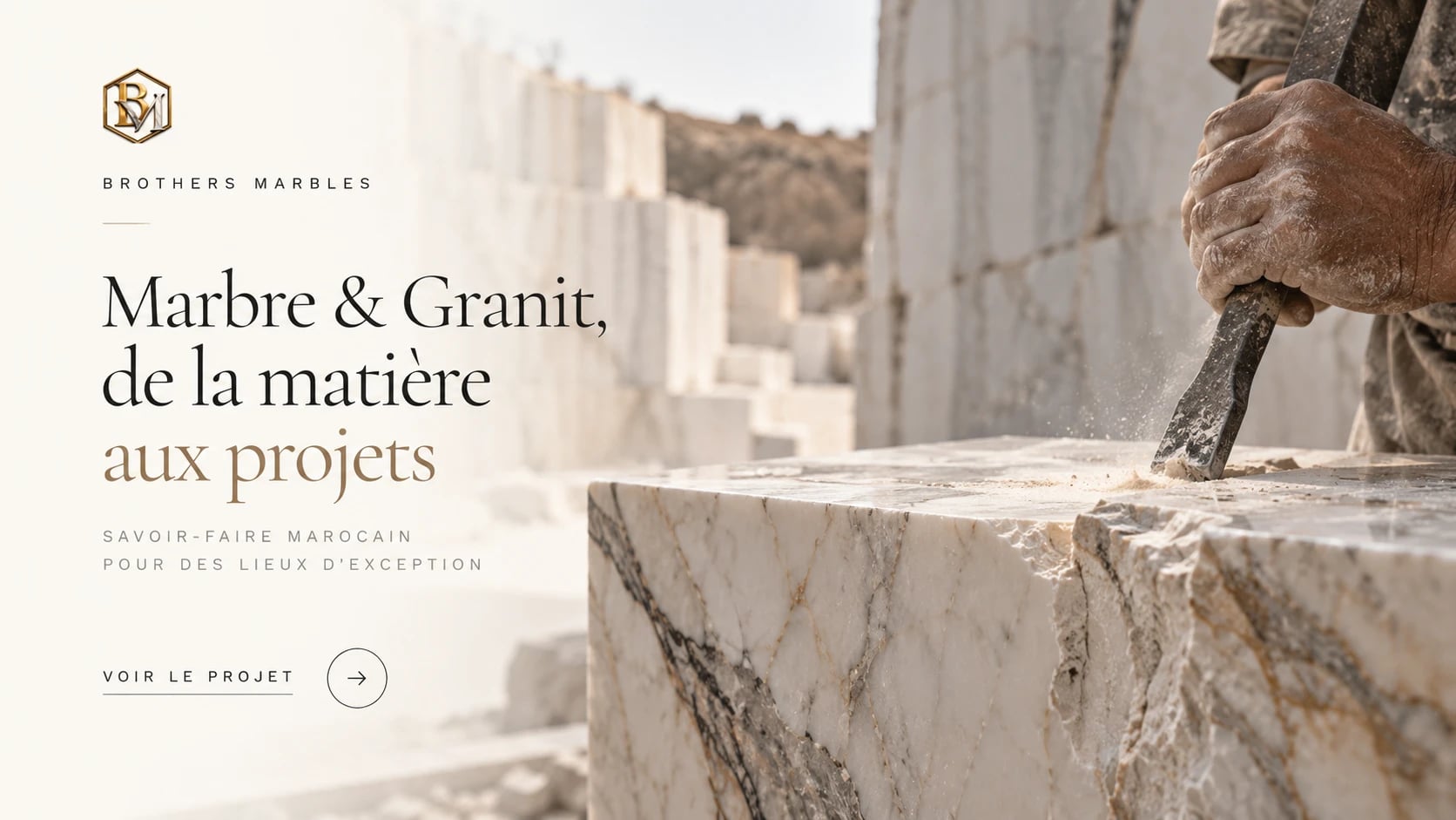 Page d’accueil du site Brothers Marbles : un artisan taille un bloc de marbre veiné dans une carrière, à côté du titre « Marbre & Granit, de la matière aux projets » et d’un lien « Voir le projet »